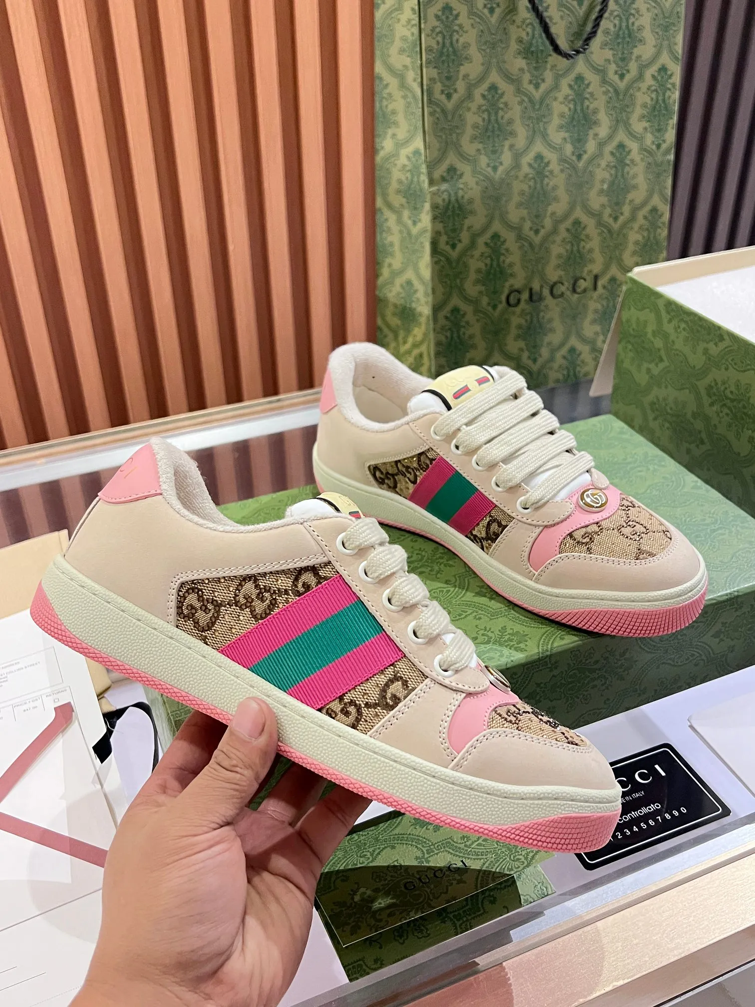 👟👟Ex-factory price 540👟👟 ⚡️Gucci Dirty Shoes Top factory quality, impeccable at the counter, the comfort is incredible. Retro distressed elements, washed retro logo on the tongue, metal double LOGO, 99% recognizable, full of Gucci elements; terry cloth lining, cowhide foot pads and 3mm latex are much more comfortable than real leather shoes. Environmentally friendly TPU wear-resistant outsole, soft and elastic. The inside of the tongue is made of imported elastic bands, which have great tension and won't strangle your feet. I don't develop the shoes without the original version. Only by getting the original version can the shoes be accurate and beat the market version instantly. Every stitch and every stitch is very tight and full. The debugging process is the most painstaking and requires no less than a hundred modifications before it is adjusted to the perfect state so that it can be worn comfortably by all foot types! Size 35-40 women’s model)